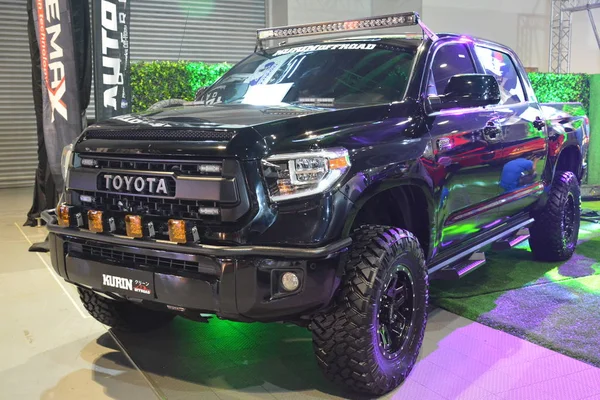 Toyota Tundra піднімається на автосалоні в Манілі. Стокова Картинка