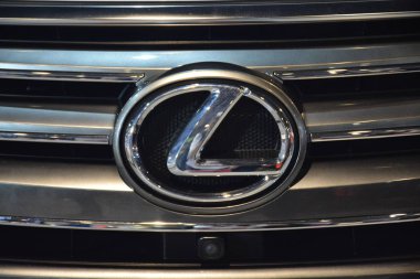 Lexus Lx 570 SUV amblemi Manila Oto Salonu 'nda.