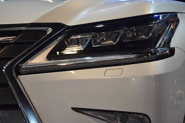 Lexus Lx 570 Suv fényszóró a Manila Autószalonban — Stock Fotó