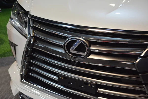 Lexus Lx 570 SUV amblemi Manila Oto Salonu 'nda.
