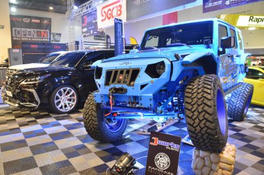 Manila Otomobil Salonunda Değiştirilmiş Mavi Jeep Wrangler