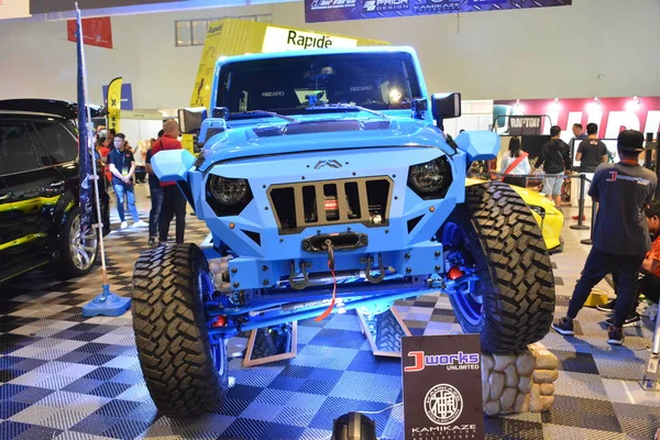 Modificado Jeep Wrangler azul em Manila Auto Salon — Fotografia de Stock