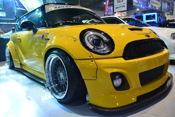 Mini Cooper Vrijheidswandeling bij Manila Auto Salon — Stockfoto