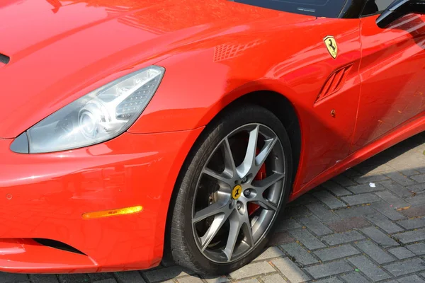 Ferrari California w Bumper do Bumper 15 pokaz samochodów — Zdjęcie stockowe