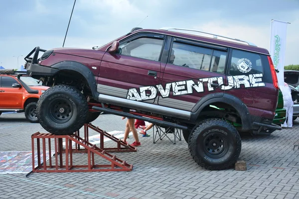 Mitsubishi aventura no pára-choques para pára-choques 15 carro show — Fotografia de Stock