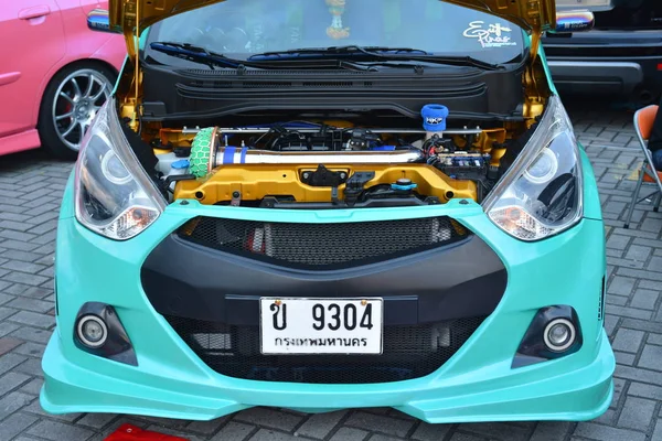 Hyundai i10, Bumper 'dan Bumper 15' e giden araba fuarında. — Stok fotoğraf