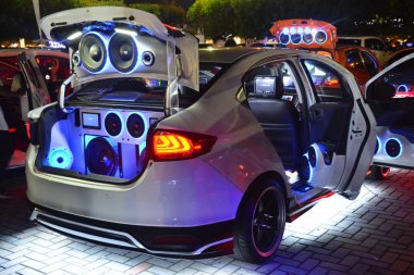 Bumper 'daki Honda City' nin özelleştirilmiş ses sistemi Tampon 15 'e