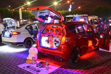 Bumper 'daki Honda Jazz' ın özelleştirilmiş ses sistemi Tampon 15 araba fuarına 