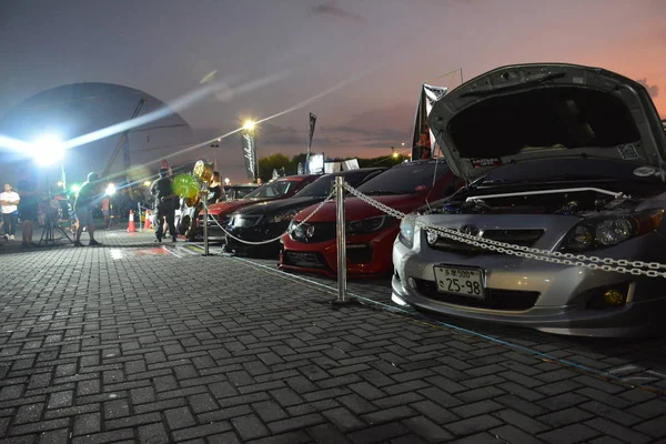 Coches personalizados estacionados en el exterior en Bumper to Bumper 15 espectáculo de coches — Foto de Stock