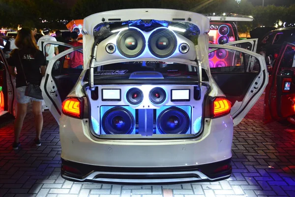Bumper 'daki Honda City' nin özelleştirilmiş ses sistemi Tampon 15 'e — Stok fotoğraf