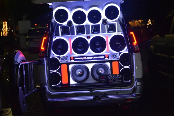 Bumper to Bum 'daki Mitsubishi Macerasının Özelleştirilmiş Ses Sistemi — Stok fotoğraf