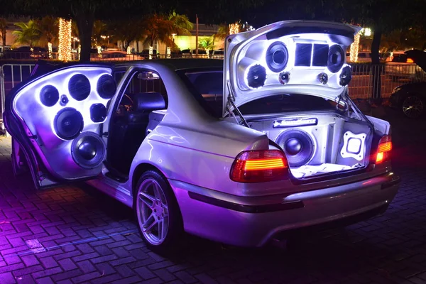 Sistema de som personalizado do carro de BMW no amortecedor ao amortecedor 15 sh do carro — Fotografia de Stock