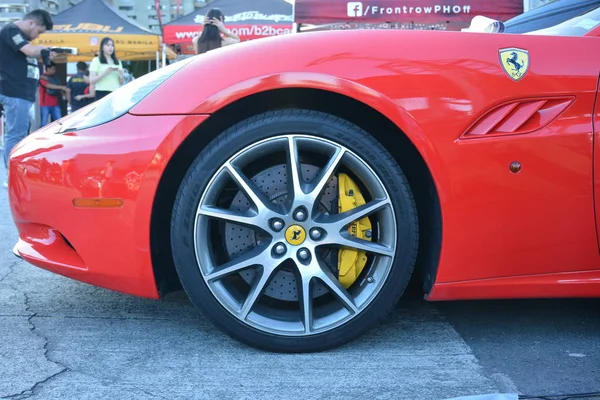 Ferrari California rueda en el Amor, Coches, Babes 6 espectáculo de coches —  Fotos de Stock