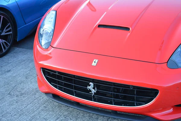 Ferrari California à Love, Voitures, Babes 6 exposition de voitures — Photo