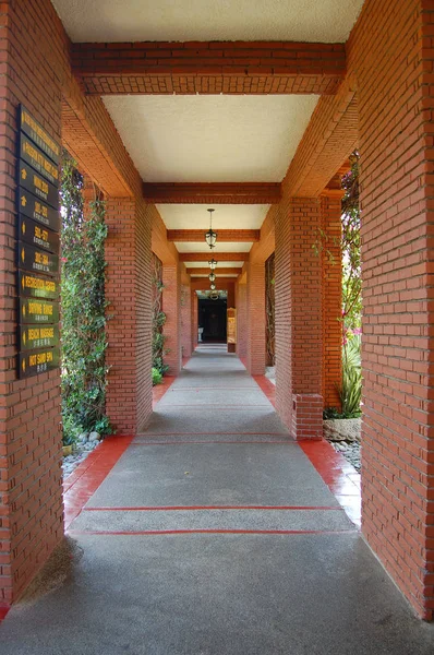 Corridor in Fort Ilocandia Resort in Ilocos Norte, Filipijnen — Stockfoto