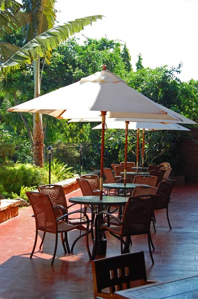 Cafetaria tafels en stoelen in Fort Ilocandia Resort in Ilocos N — Stockfoto