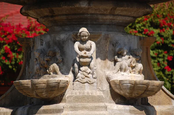 Détails de la conception de la fontaine d'eau au Fort Ilocandia Resort à — Photo