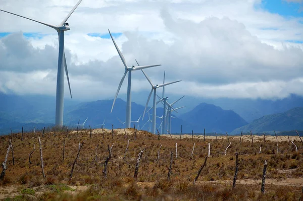 Moinhos de vento Bangui Wind Farm em Ilocos Norte, Filipinas — Fotografia de Stock