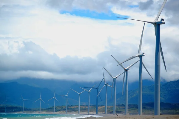 Moinhos de vento Bangui Wind Farm em Ilocos Norte, Filipinas — Fotografia de Stock