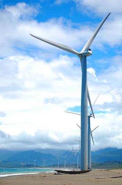 Větrné mlýny Bangui ve městě Ilocos Norte na Filipínách — Stock fotografie