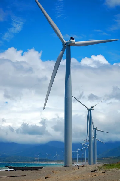 Bangui Wind Farm szélmalmok itt: Ilocos Norte, Fülöp-szigetek — Stock Fotó
