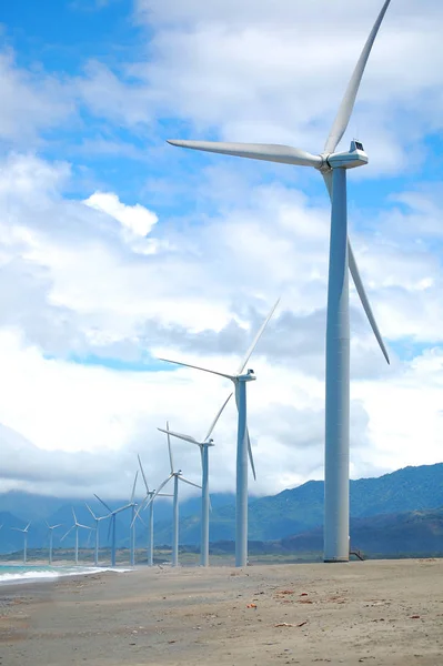 Bangui Wind Farm szélmalmok itt: Ilocos Norte, Fülöp-szigetek — Stock Fotó