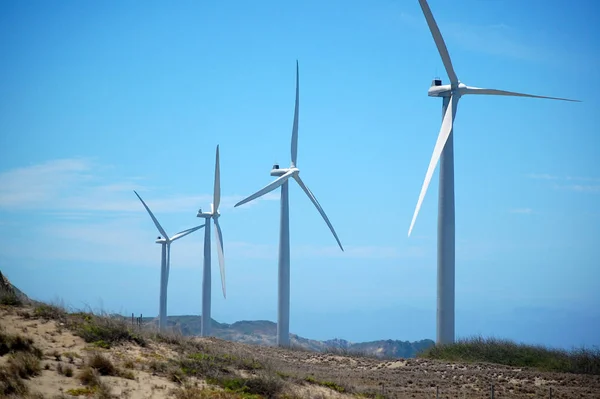 Windmolens in Ilocos Norte, Filipijnen — Stockfoto