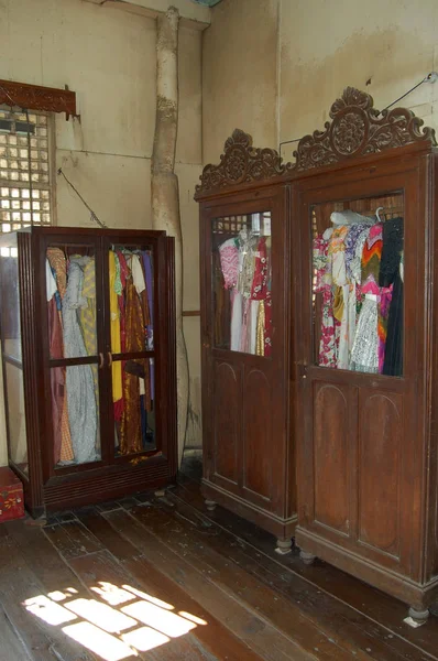 Σαλόνι ντουλάπι φόρεμα στο Μουσείο Crisologo στην πόλη Vigan, Ίλο — Φωτογραφία Αρχείου