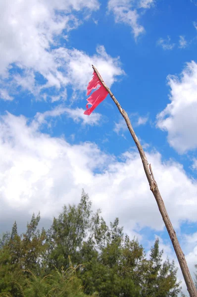 Anawangin Cove vermelho marcador bandeira olhar mais de perto em San Antonio, Zamba — Fotografia de Stock