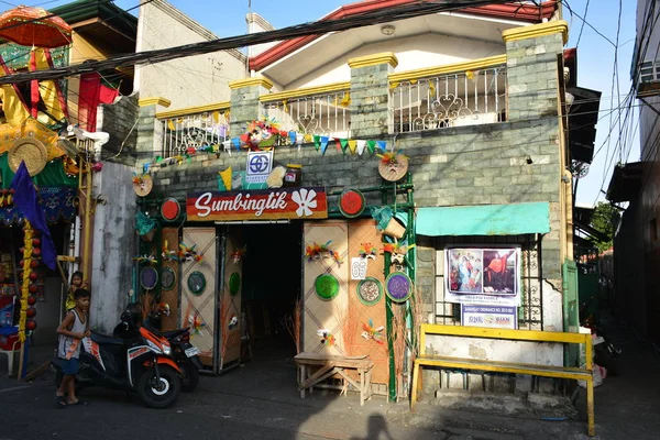 Sumbingtik Festival huis decoratie gevel in Cainta, Rizal, Philipp — Stockfoto