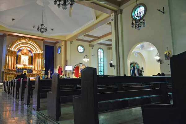 Церковь Богоматери Света интерьер церкви в Cainta, Rizal, Фили — стоковое фото