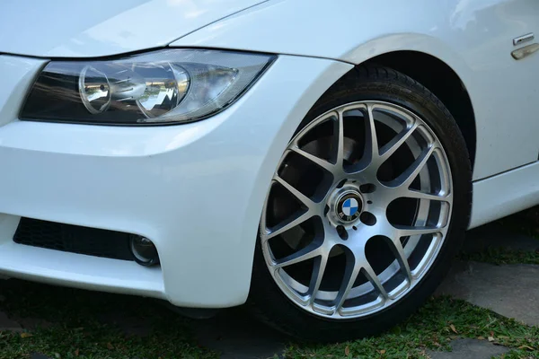 Detalles de la rueda de coche nupcial blanca BMW en Antipolo City, Filipinas —  Fotos de Stock