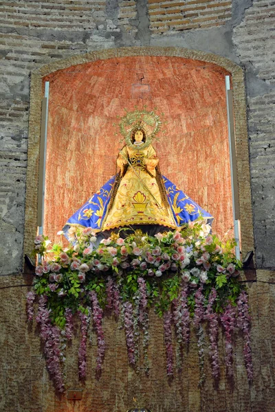 Bosoboso εσωτερικό της εκκλησίας με άγαλμα της Μαρίας στην πόλη Antipolo, Phil — Φωτογραφία Αρχείου