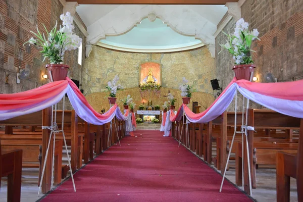 Interior de la iglesia Bosoboso con asiento en el banco en la ciudad de Antipolo, Phili —  Fotos de Stock