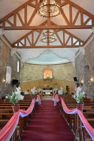 Bosoboso interior gereja dengan kursi bangku di Antipolo City, Phili — Stok Foto