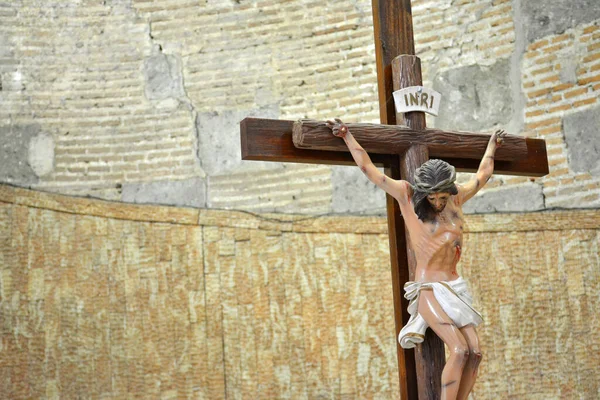 Интерьер церкви Бособосо с распятием Иисуса в Антиполо, П — стоковое фото