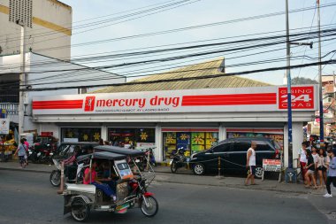 Rizal, Ph - 30 Kasım 2019 'da Antipolo, Rizal, Filipinler' de Merkür Eczane cephesi.