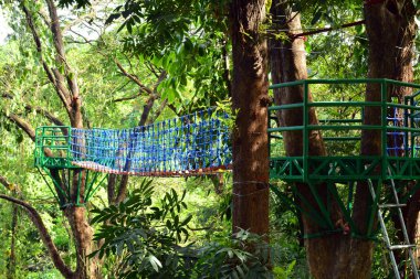 Hinulugang Taktak 'ta halat ve kalaslarla asılı köprü Filipinler, Antipolo' ya düştü.