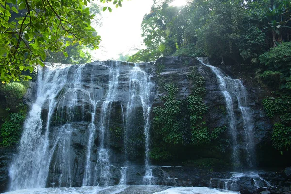 Водопад Хинулуганг Тактак Антиполо Филиппины — стоковое фото