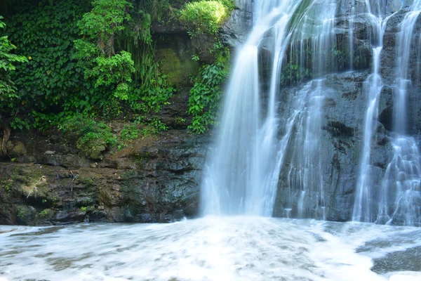 Водопад Хинулуганг Тактак Антиполо Филиппины — стоковое фото