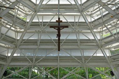 Rizal, Ph - 30 Kasım: Meryem 'in Ruhu Kilisesi' nin İçi ve İsa 'nın haçı 30 Kasım 2019' da Antipolo, Rizal, Filipinler.