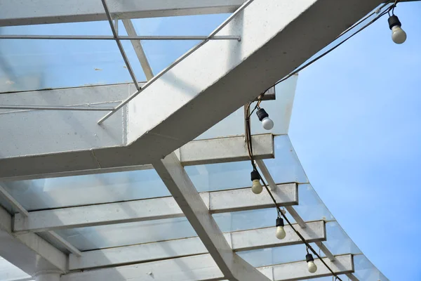 钢和玻璃室外屋顶结构 — 图库照片