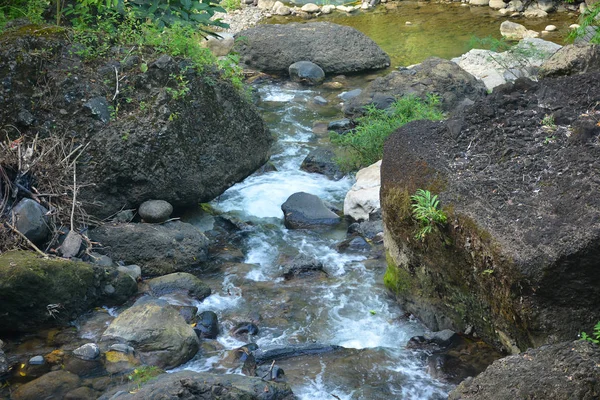 주변에 바위들 흐르는 필리핀 리잘의 — 스톡 사진