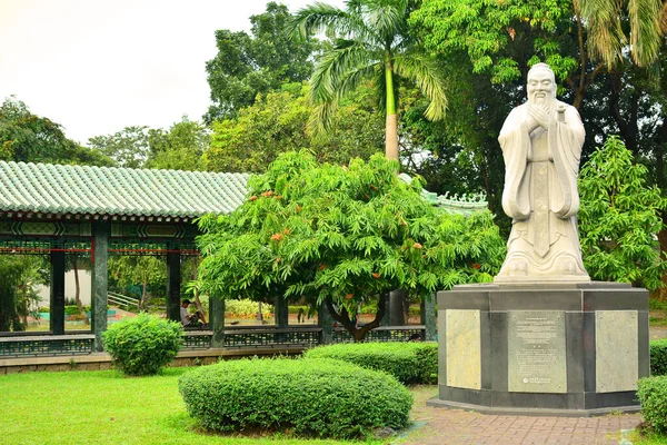 Manila Dec Estátua Confúcio Jardim Chinês Dentro Parque Rizal Dezembro — Fotografia de Stock
