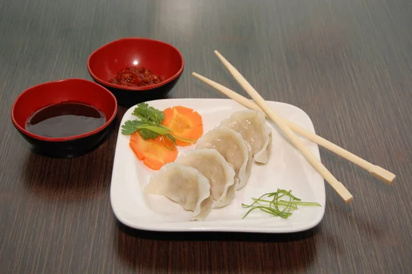 用筷子和调味品在盘子里蒸饺子 — 图库照片