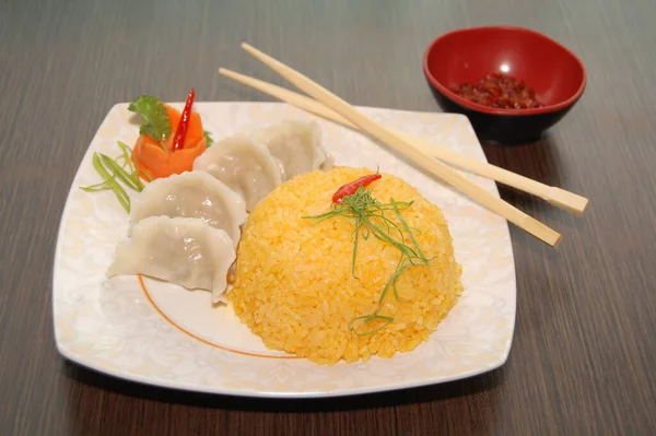 Gedämpfte Knödel Mit Gelbem Reis Auf Teller — Stockfoto