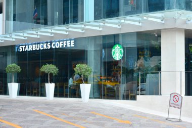 Bangkok, Th - 14 Aralık 2016 'da Sukhumvit 11, Bangkok, Tayland' da Starbucks Kahve Cephesi. Starbucks bir Amerikan kahve şirketi ve kahve dükkanı zinciri. Starbucks Seattle 'da kuruldu..