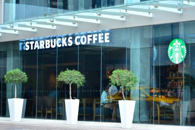 Bangkok, Th - 14 Aralık 2016 'da Sukhumvit 11, Bangkok, Tayland' da Starbucks Kahve Cephesi. Starbucks bir Amerikan kahve şirketi ve kahve dükkanı zinciri. Starbucks Seattle 'da kuruldu..