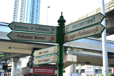 Bangkok, Th - 14 Aralık 2016 'da Tayland' ın Bangkok kentinde Ratchathewi Junction sokak tabelası.
