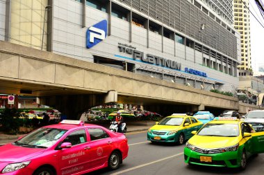 Bangkok, Th-14 Aralık 2016 'da Pratunam, Bangkok, Tayland' daki Platin Moda Merkezi 'nde. Platinum Moda Merkezi, moda kıyafetleri ve aksesuarları üzerine uzmanlaşmış bir alışveriş merkezidir..